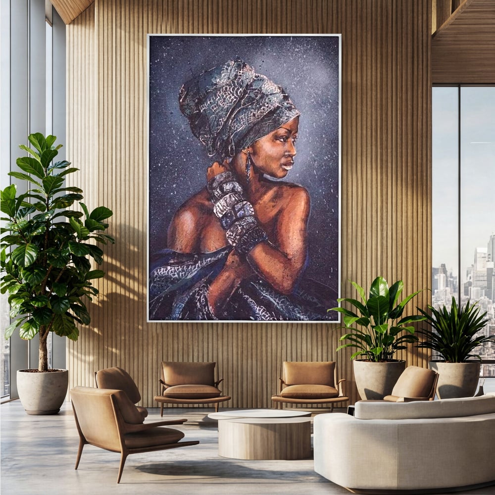 Tablou canvas cu tablou canvas cu portret de femeie africana, in rama de aluminiu argintiu, pe perete intr-un birou